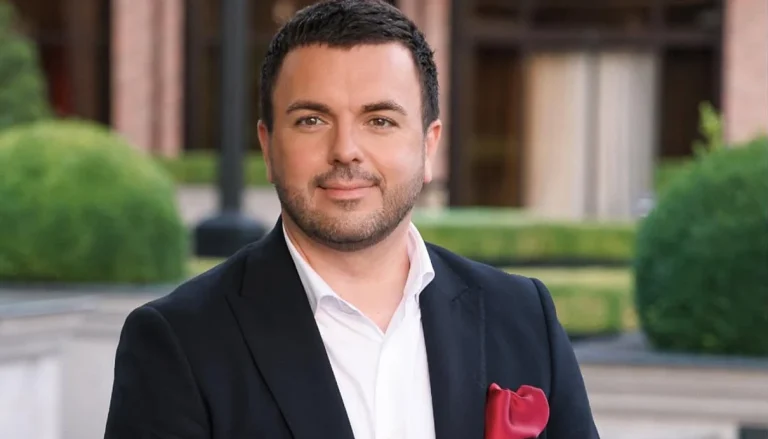 “Всі заслуговують бути щасливими”: Решетнік розповів, як ставиться до ЛГБТ сімей та за якими принципами виховує трьох своїх синів