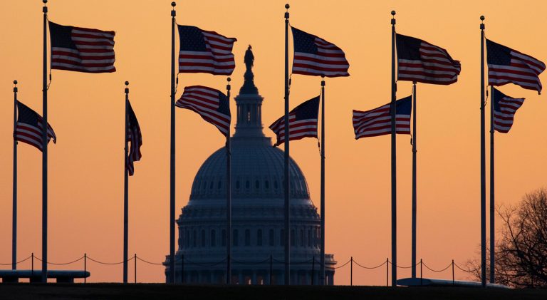 Без ЛГБТ та BLM: Держдеп США дозволив на урядових установах лише американські прапори