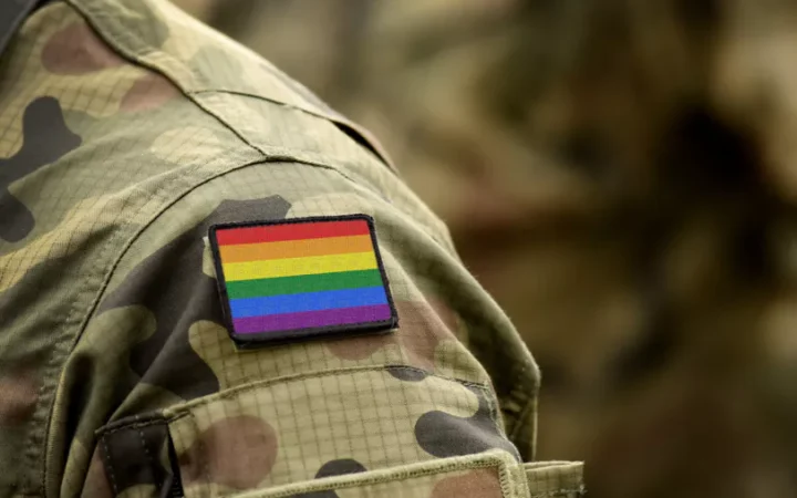 Велика Британія нарешті повертає честь ветеранам, які постраждали від заборони на службу в армії, спрямованої проти ЛГБТК+.