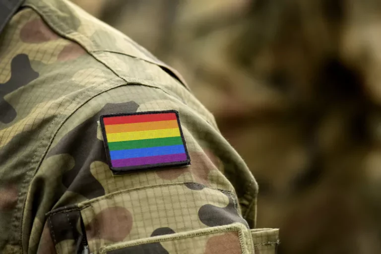 Велика Британія нарешті повертає честь ветеранам, які постраждали від заборони на службу в армії, спрямованої проти ЛГБТК+.