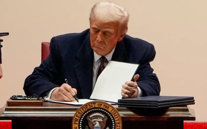 Адміністрація Трампа намагається викорінити «гендерну ідеологію», забороняючи транс* людям користуватися федеральними туалетами