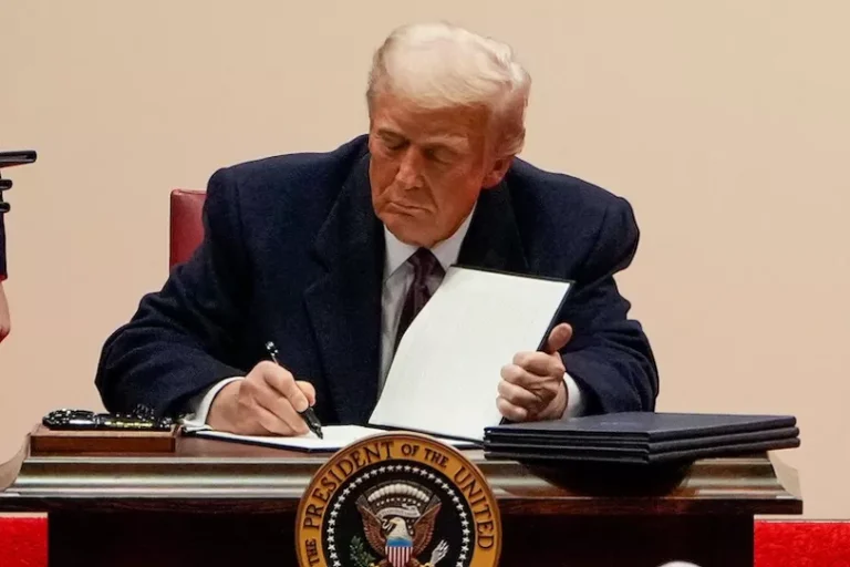 Адміністрація Трампа намагається викорінити «гендерну ідеологію», забороняючи транс* людям користуватися федеральними туалетами