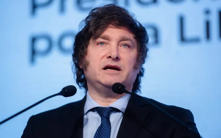 Президент Аргентини назвав усіх ЛГБТК+ педофілами. Тепер на нього подали позов.