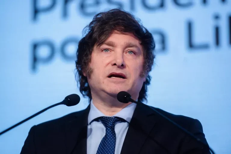 Президент Аргентини назвав усіх ЛГБТК+ педофілами. Тепер на нього подали позов.