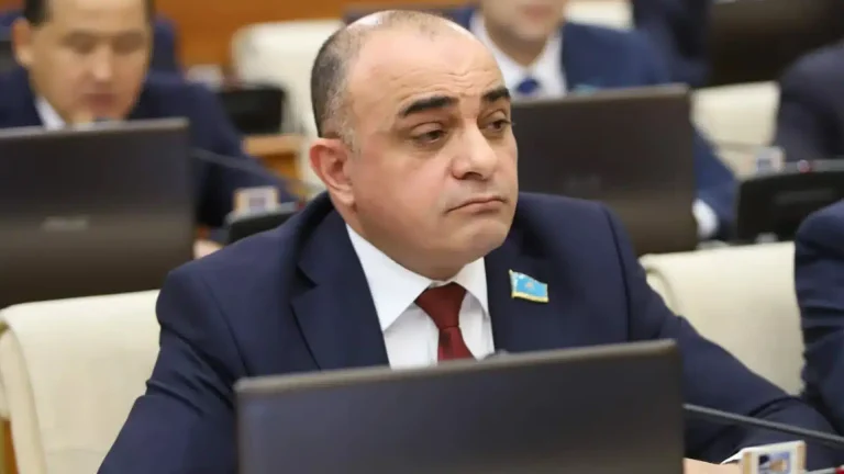 У Казахстані депутати хочуть заборонити корекцію статі: «Не можемо і не будемо йти на поводу західних та інших віянь!»
