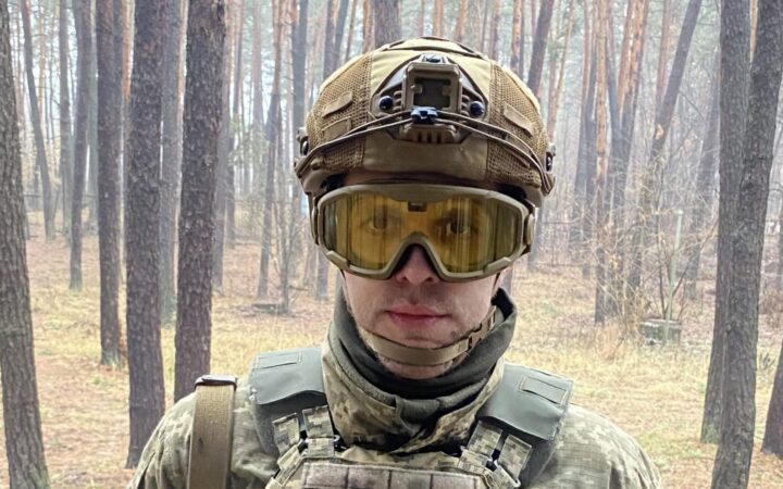 «Відсутність закону про реєстровані партнерства є порушенням прав ЛГБТК+ людей»: військовик Володимир Прокоф’єв