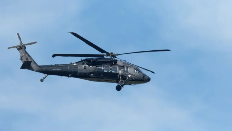Ні, військова трансгендерна пілотка Black Hawk не керувала вертольотом, який зазнав катастрофи під Вашингтоном