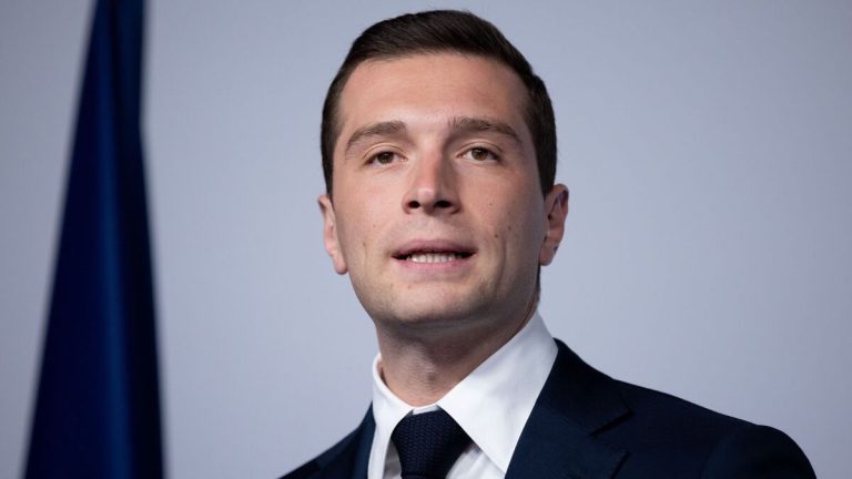 Чи є французьки політик Джордан Барделла геєм? Його особисте життя викликає питання: «Він грається з цим»