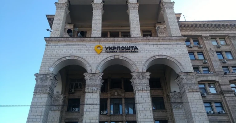Укрпошта почала знімати тіктоки з натяком на одностатеві стосунки
