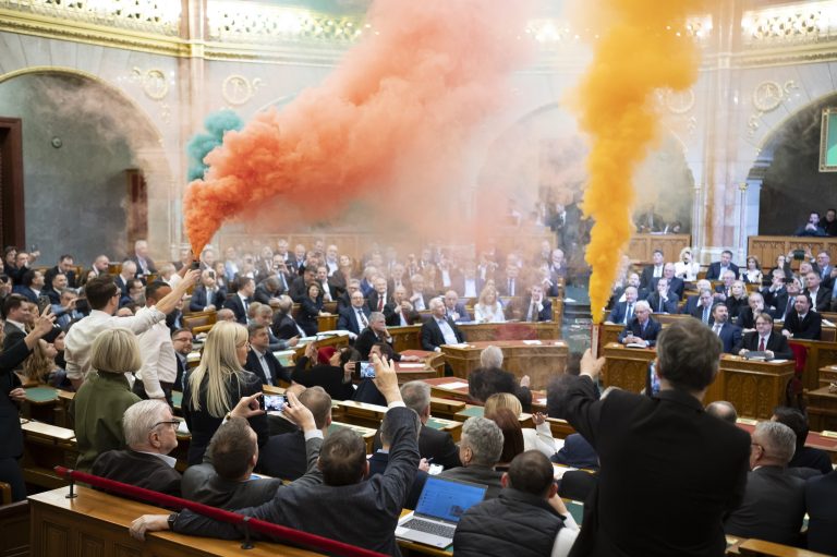 В Угорщині заборонили вхід до парламенту депутатам, які хотіли зірвати заборону прайдів