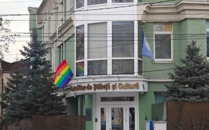 У Кишиневі на будівлі російського центру культури розмістили прапор ЛГБТК+. Поліція почала розслідування