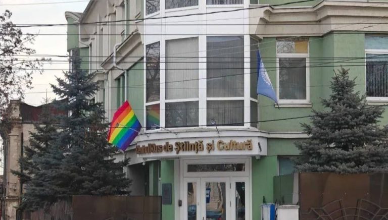 У Кишиневі на будівлі російського центру культури розмістили прапор ЛГБТК+. Поліція почала розслідування