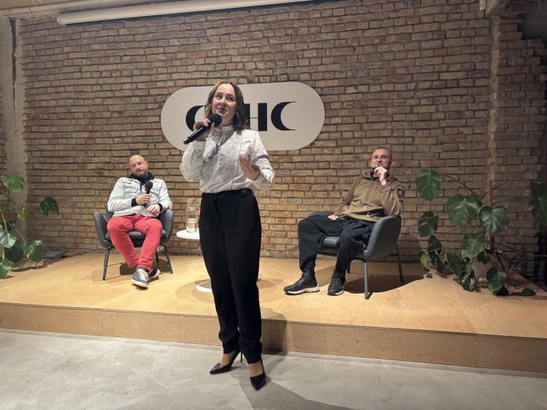 Напад на презентацію книги про ЛГБТІК-ветеранів у Києві: поліція затримала нападників