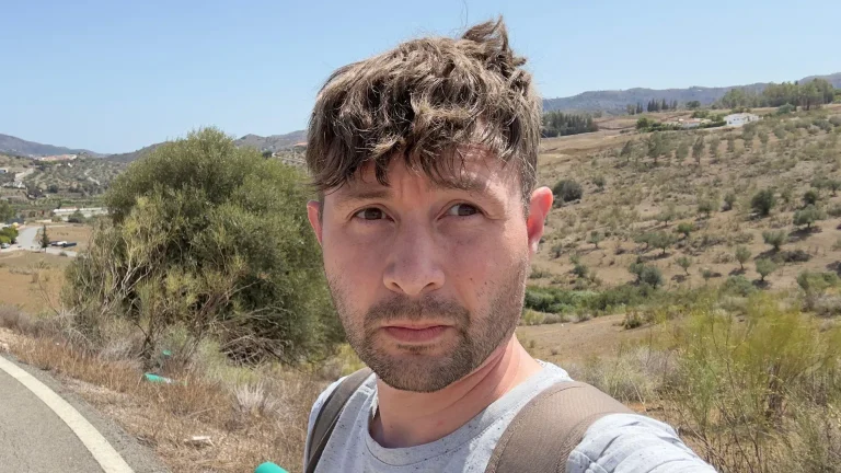 Бен Гіббонс каже, що досвід конверсійних практик призвів до того, що йому знадобилася терапія протягом понад десяти років.