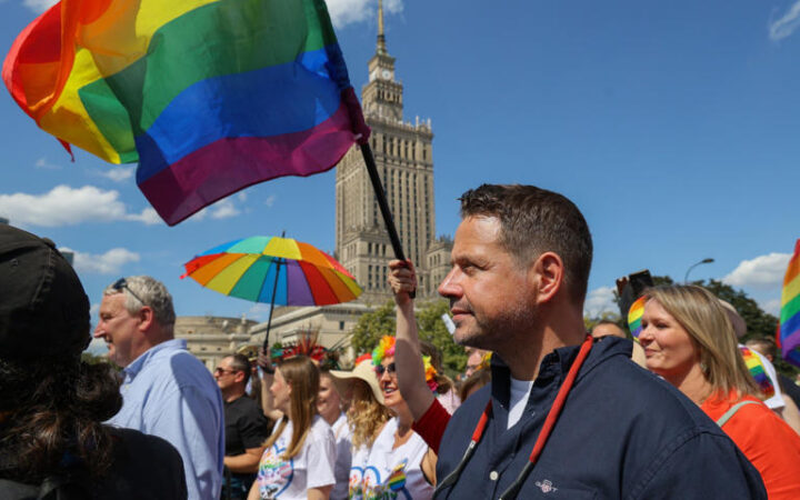 Міхал Шульджинський: Культурна війна задля поляризації. Чому польська PiS лякає міграцією та всиновленням дітей одностатевими парами