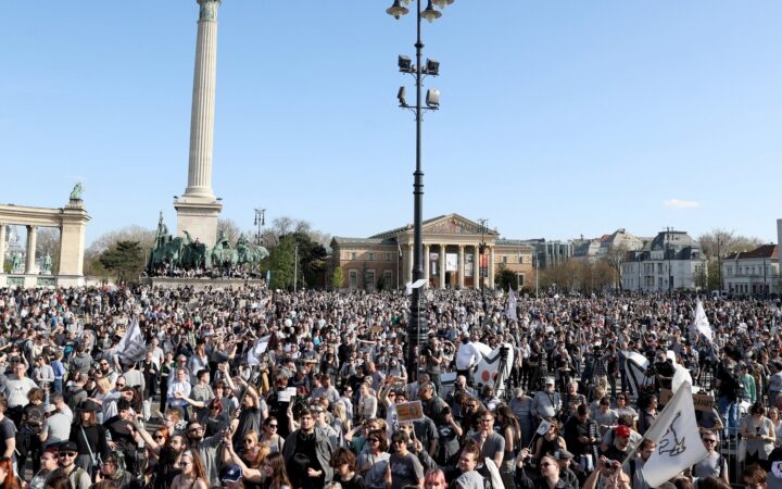 “Давайте всі будемо однаковими”: у Будапешті на мітингу висміяли заборону ЛГБТК+ прайду