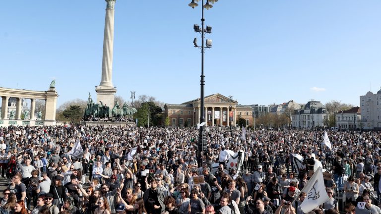 “Давайте всі будемо однаковими”: у Будапешті на мітингу висміяли заборону ЛГБТК+ прайду