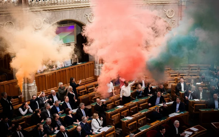 В Угорщині депутатам уперше заборонили входити в парламент. Усе через протест проти ухвалення заборони на ЛГБТ-прайди