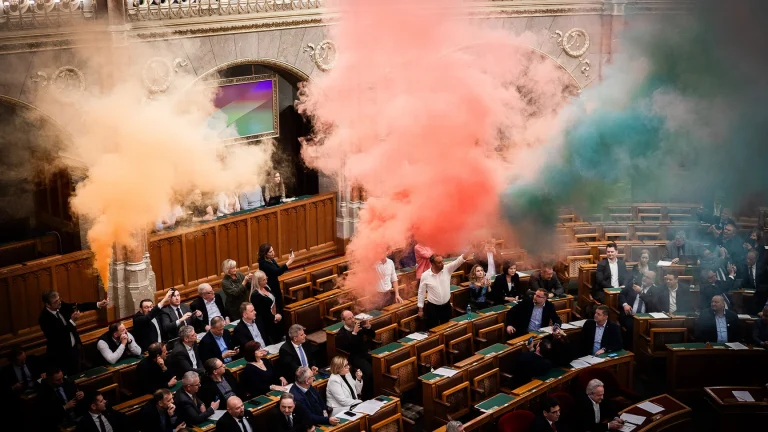 В Угорщині депутатам уперше заборонили входити в парламент. Усе через протест проти ухвалення заборони на ЛГБТ-прайди