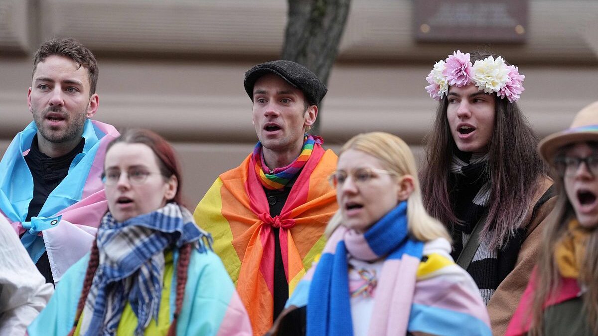 Десяток людей співали пісні протесту біля будівлі Сейму: за права трансгендерів у Латвії