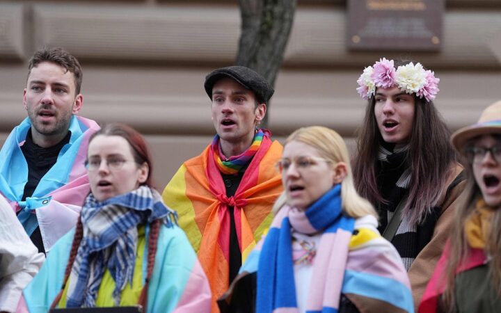 Десяток людей співали пісні протесту біля будівлі Сейму: за права трансгендерів у Латвії