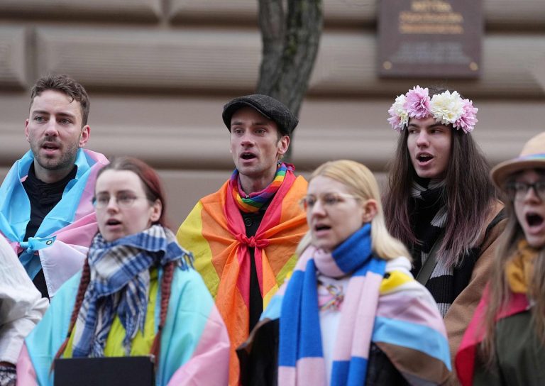 Десяток людей співали пісні протесту біля будівлі Сейму: за права трансгендерів у Латвії