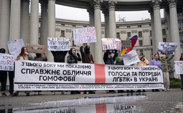 У Києві провели перфоманс проти вуличних нападів на ЛҐБТІК+ в Україні