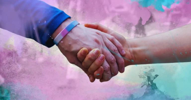 Тисячі цисгендерних жінок у Великій Британії підписують петицію, відкидаючи трансфобію: «Ми говоритимемо за себе»