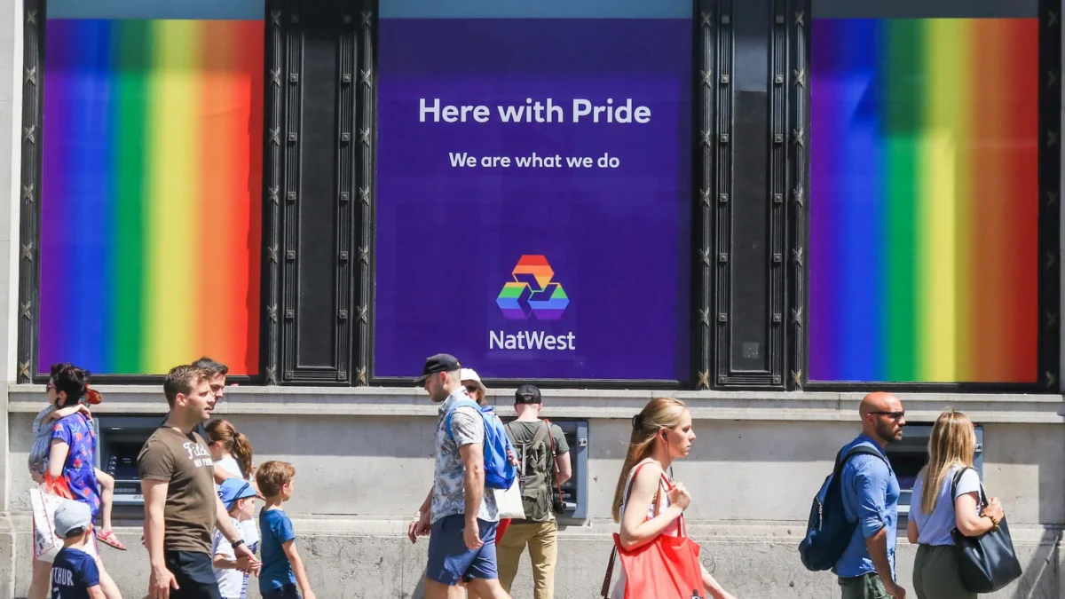Клієнту британського банку NatWest, якого образили прапори Прайду, запропонували використовувати онлайн-банкінг