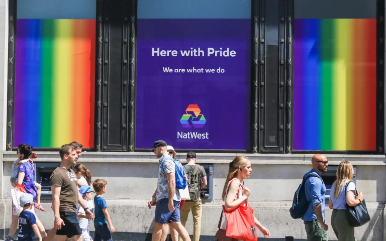 Клієнту британського банку NatWest, якого образили прапори Прайду, запропонували використовувати онлайн-банкінг