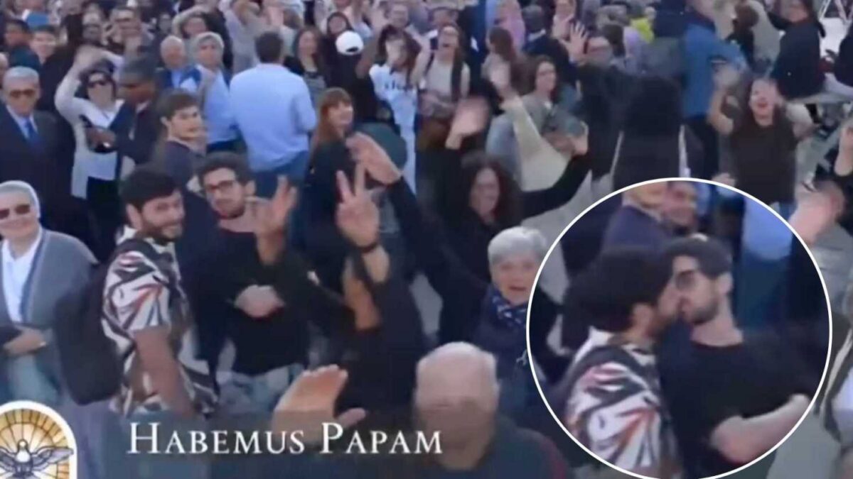 Гей-пара стала вірусною після поцілунку у Ватикані під час оголошення нового папи