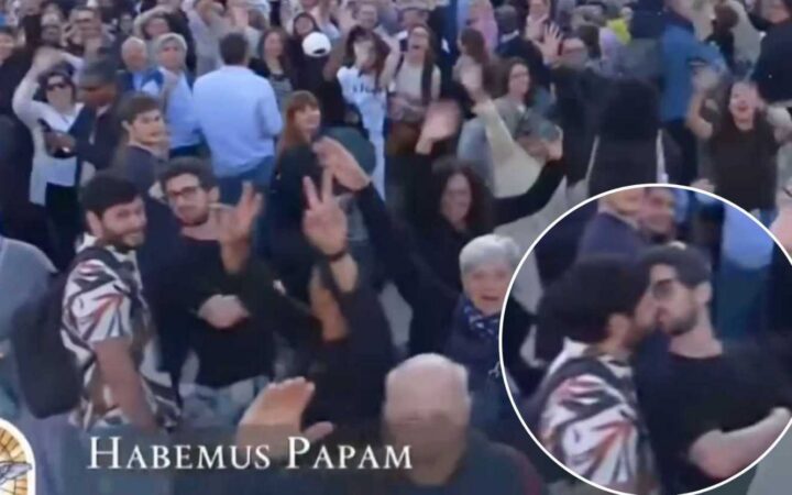 Гей-пара стала вірусною після поцілунку у Ватикані під час оголошення нового папи