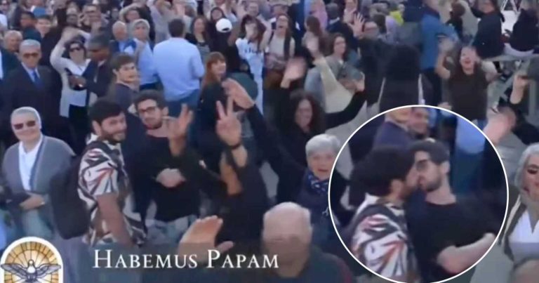 Гей-пара стала вірусною після поцілунку у Ватикані під час оголошення нового папи