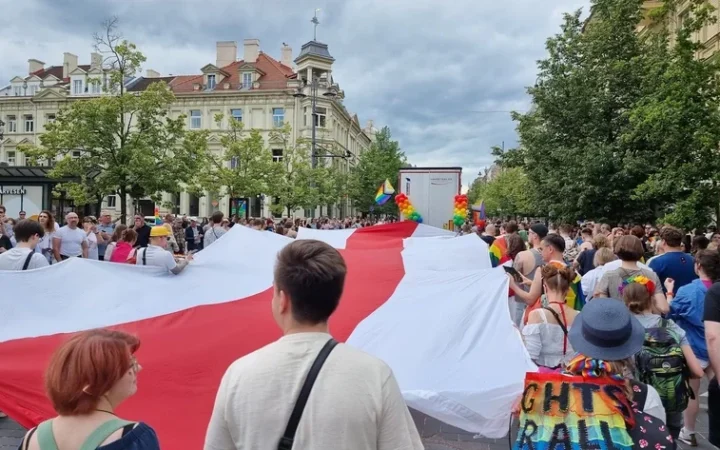 “Війна все спише”: білоруським учасникам прайду у Вільнюсі погрожували розправою від імені білоруських вояків за використання біло-червоно-білого прапора