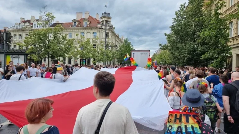 “Війна все спише”: білоруським учасникам прайду у Вільнюсі погрожували розправою від імені білоруських вояків за використання біло-червоно-білого прапора