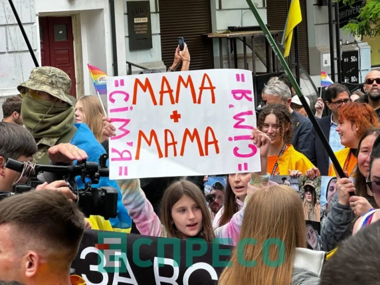 За та проти розширення прав ЛГБТ: у Києві одночасно пройшли Марш рівності та Марш традиції