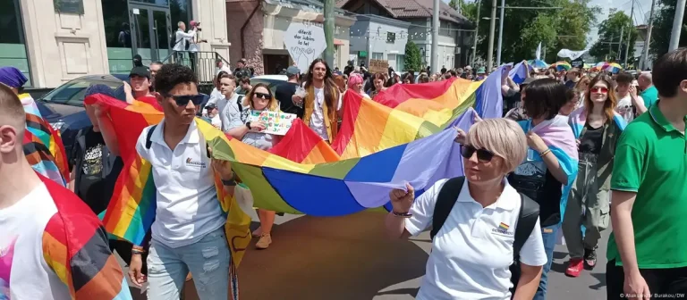 Як у Кишиневі поруч пройшли Прайд хода та акції противників