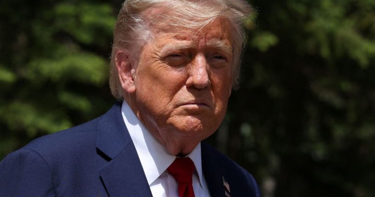 Адміністрація Трампа закриє гарячу лінію для запобігання самогубствам ЛГБТК+ «за 30 днів»