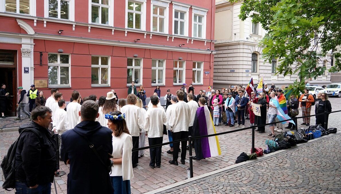 Перед Сеймом Латвії пройшов пікет ЛГБТК+ на підтримку прав транс*персон