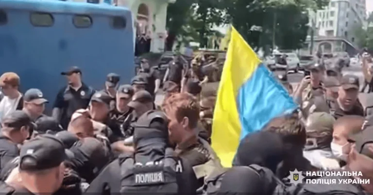 Поліція заперечила, що неправомірно затримала військового з протезом поблизу заходу «КиївПрайду»