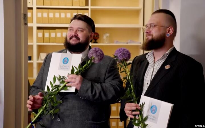 «Ми хочемо бути офіційно одруженими, а не лише партнерами». Як минув рік першої квір-пари, що оформила партнерство в Латвії