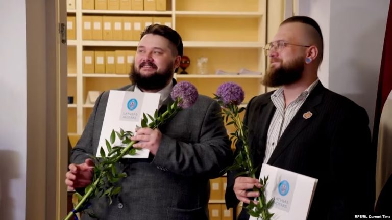 «Ми хочемо бути офіційно одруженими, а не лише партнерами». Як минув рік першої квір-пари, що оформила партнерство в Латвії