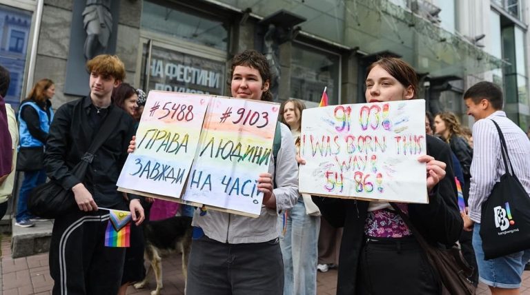 “Наступного дня мене звільнили. Одним днем”: як квір-людей дискримінують на ринку праці