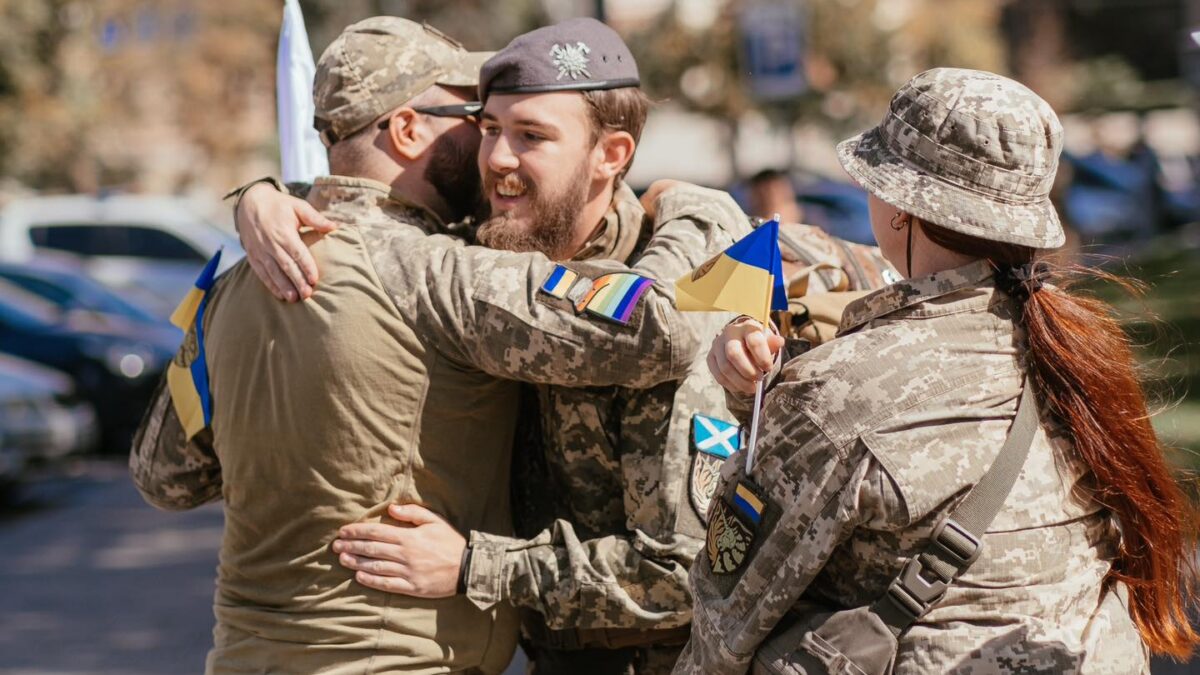 Одностатеві цивільні партнери військовослужбовців визнаються членами сім’ї в Україні: Роз’яснення Конституційного Суду від Святослава Шеремета