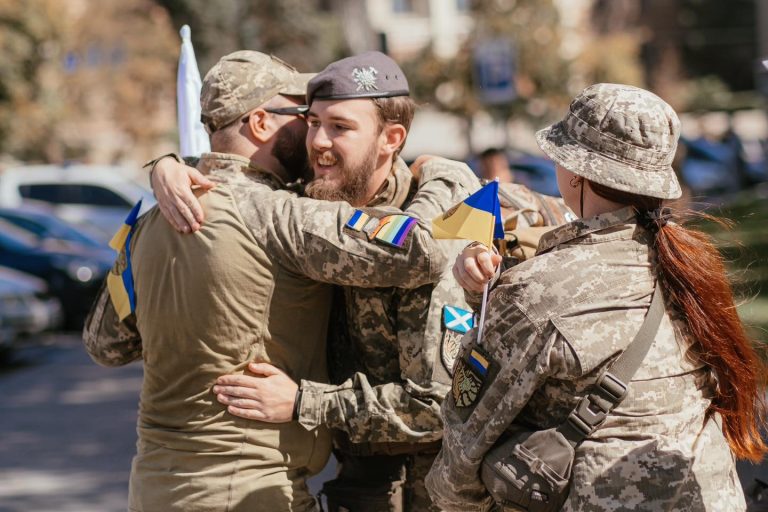 Одностатеві цивільні партнери військовослужбовців визнаються членами сім’ї в Україні: Роз’яснення Конституційного Суду від Святослава Шеремета