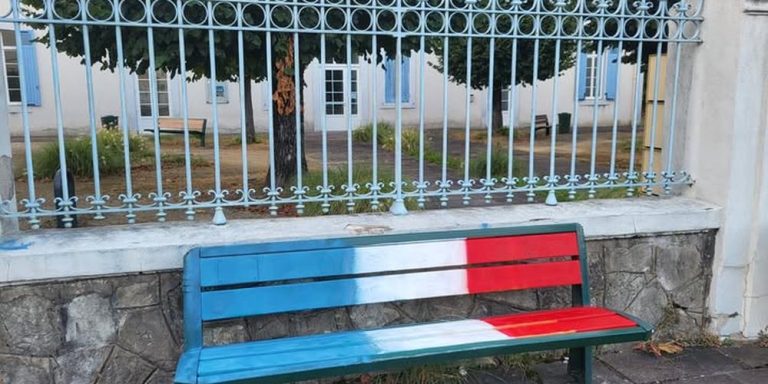 Ланди, Франція: лавку в кольорах ЛГБТ перефарбували в синій, білий, червоний