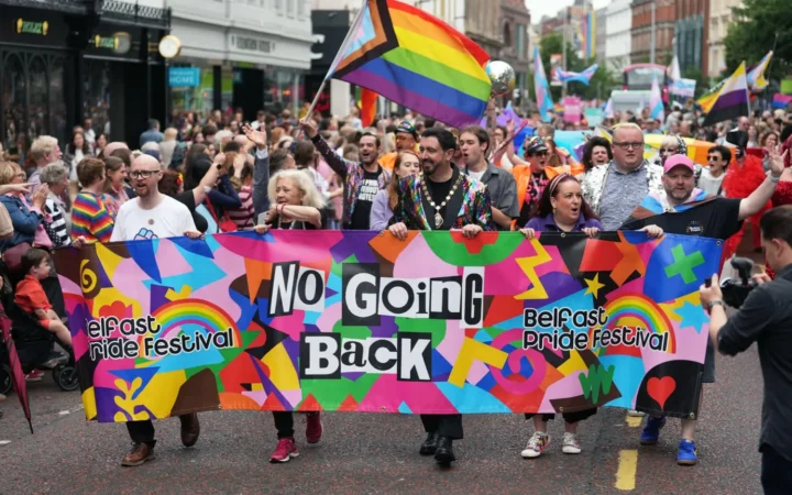 «Назад дороги немає»: Белфастський Прайд пройшов під знаком протесту і підтримки транс*спільноти