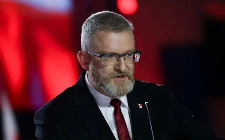 Євродепутату з Польщі Гжегожу Брауну загрожує кримінальне переслідування у зв’язку з 17 порушеннями закону.