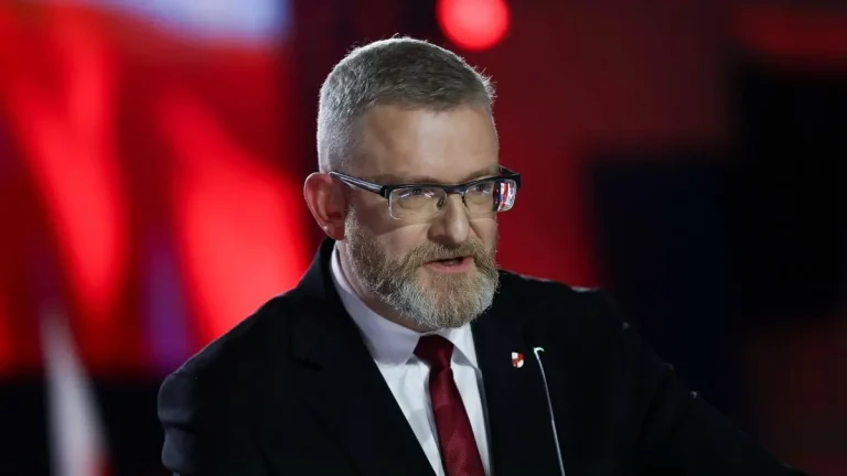 Євродепутату з Польщі Гжегожу Брауну загрожує кримінальне переслідування у зв’язку з 17 порушеннями закону.
