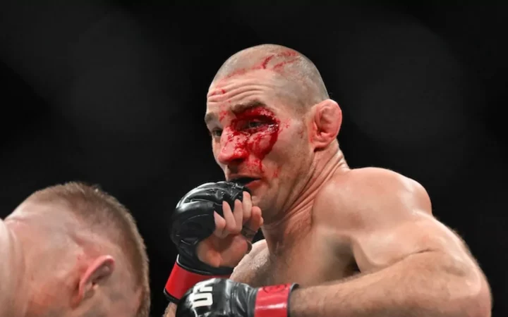 В США боєць UFC, який робив повторювані анти-ЛГБТК+ коментарі, відсторонений після нападу